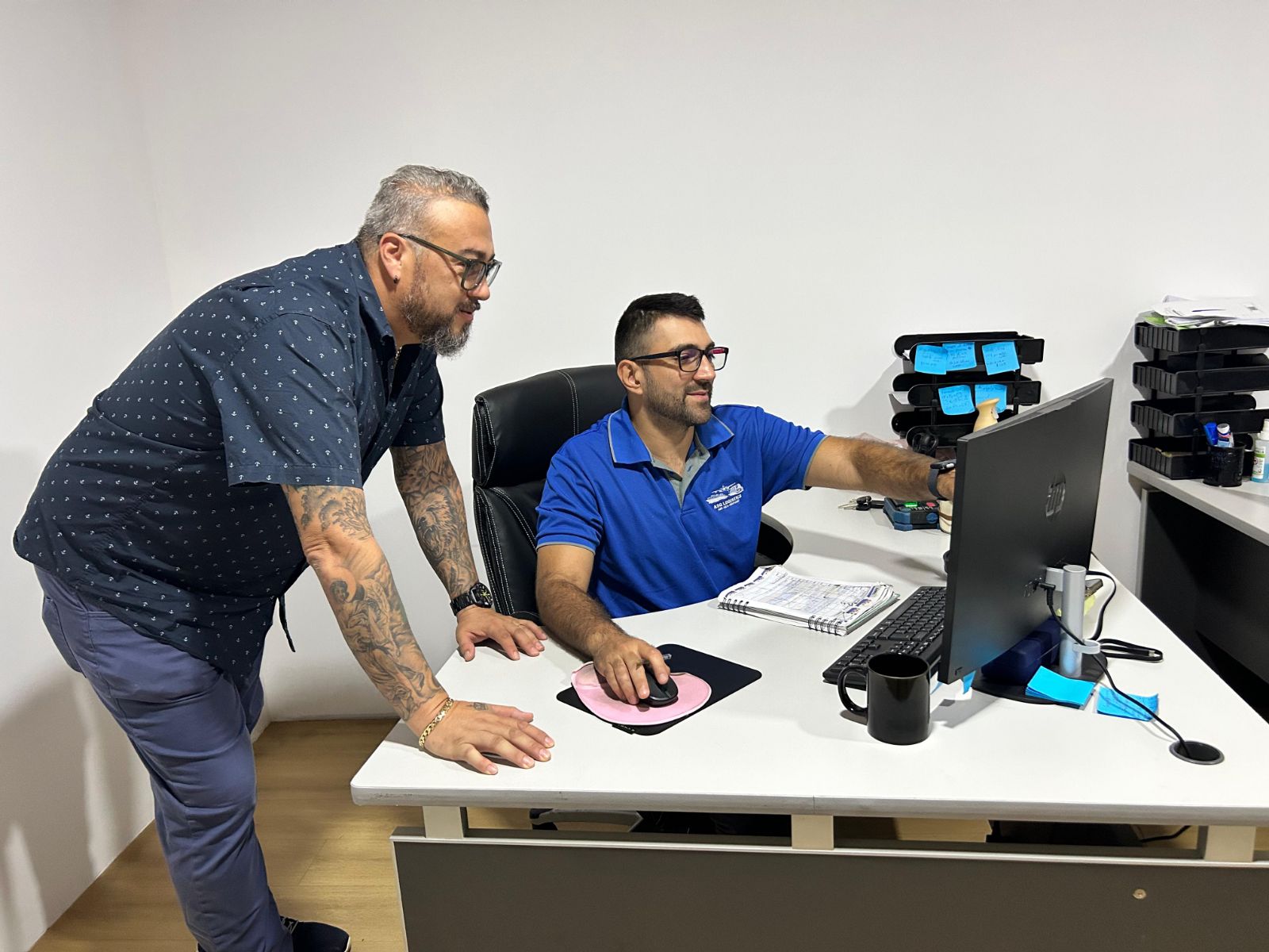 Personal de ASG Logistics realizando gestión aduanal en oficina