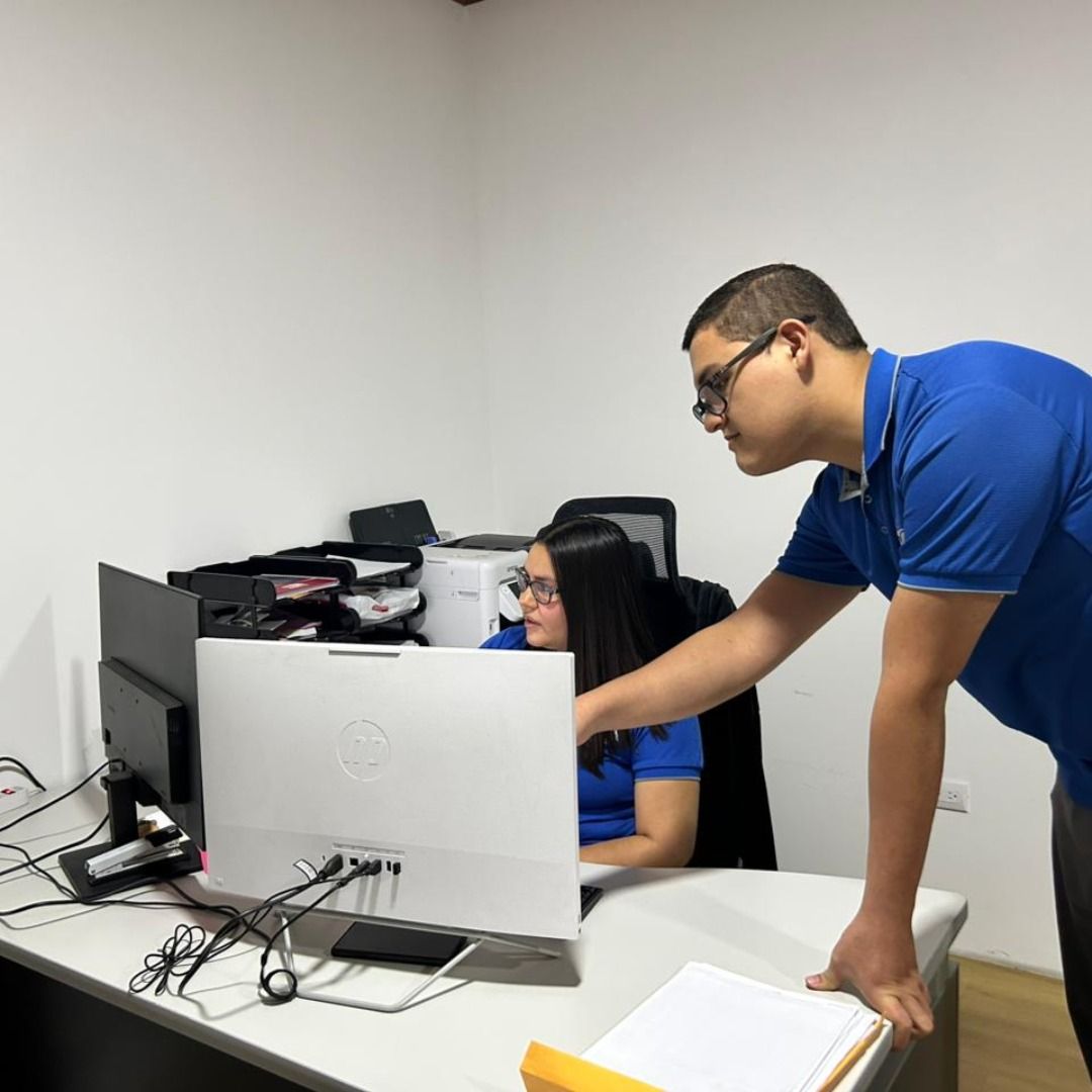 Equipo de ASG Logistics coordinando importaciones en computadora