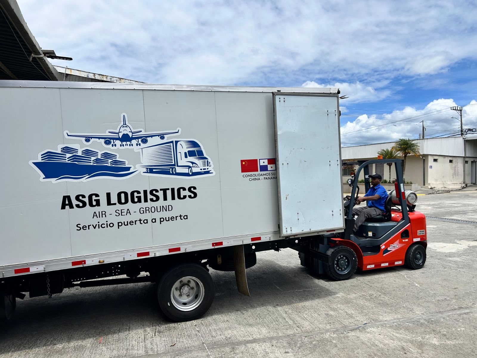 Carga en camión ASG Logistics