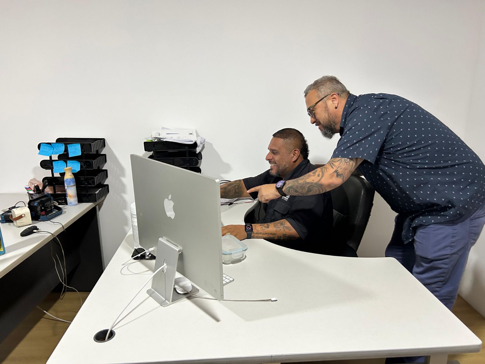 Equipo coordinando en oficina